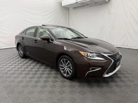 More photos of 2018 Lexus ES 300h at Autos of Chicago, IL