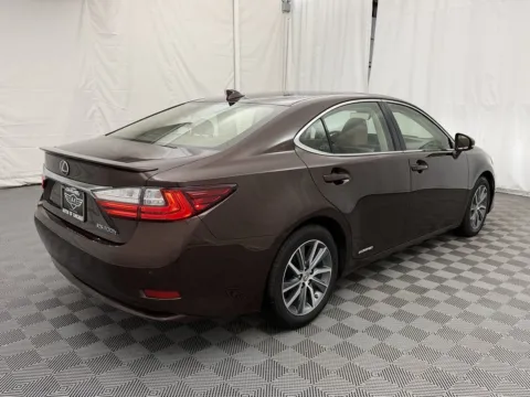 More photos of 2018 Lexus ES 300h at Autos of Chicago, IL