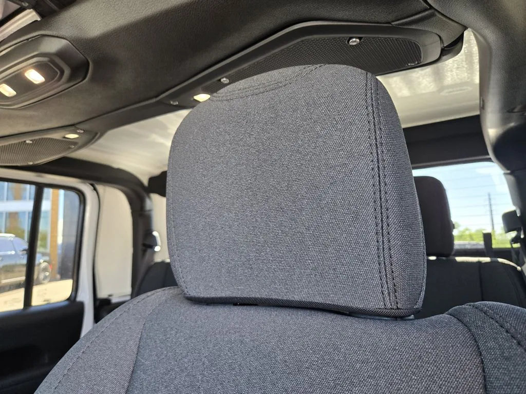 2025 Jeep Gladiator Willys - Photo 11