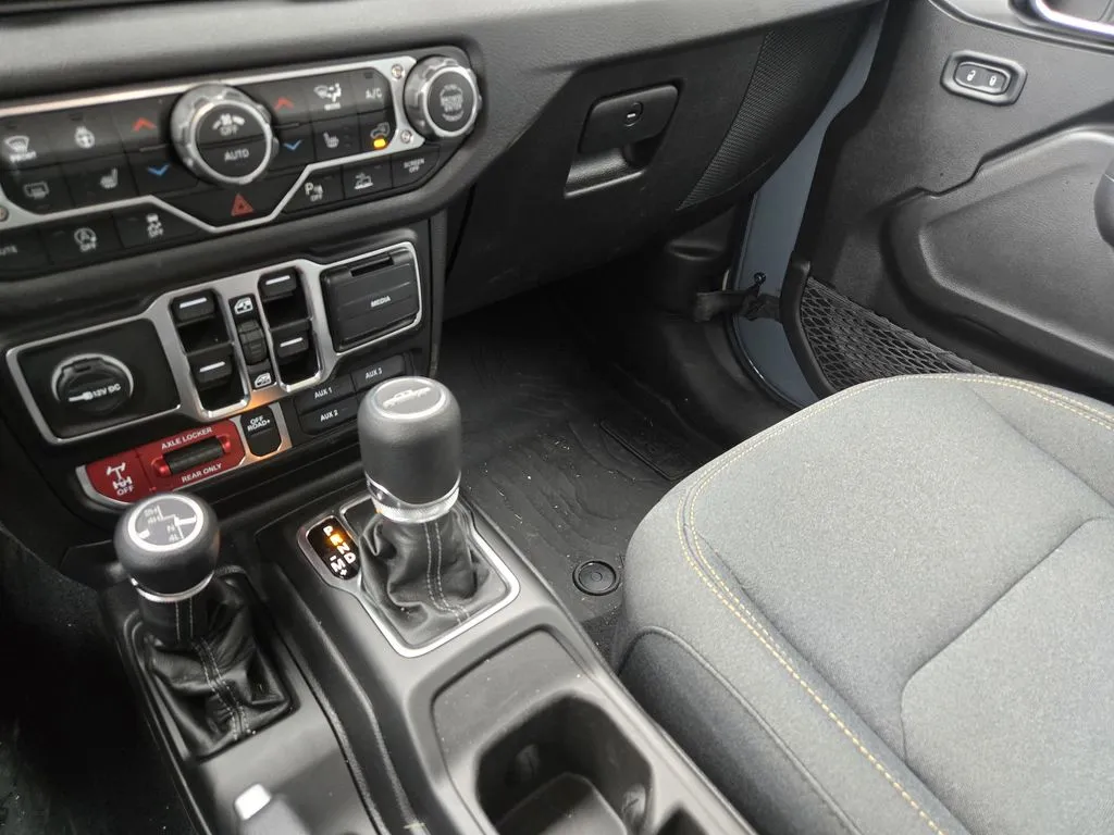 2025 Jeep Gladiator Willys - Photo 12