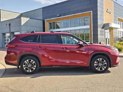 More photos of 2021 Toyota Highlander Hybrid XLE at Fowler Jeep of Boulder, CO
