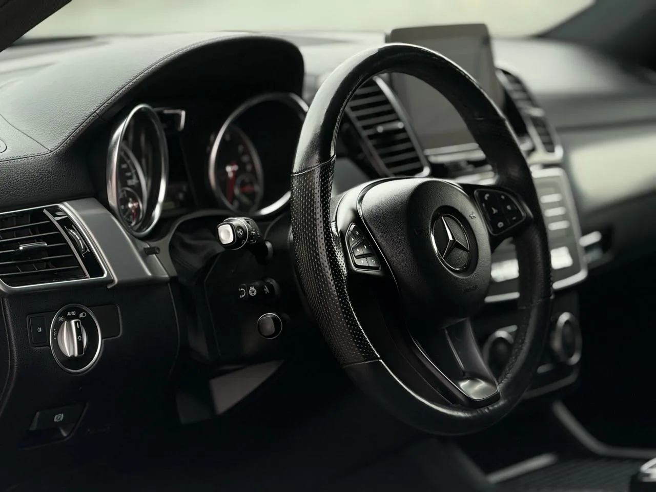 Mercedes-Benz GLE-Class photo 11