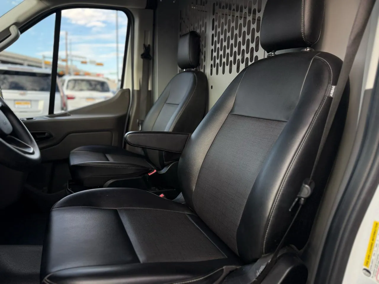Ford Transit photo 10