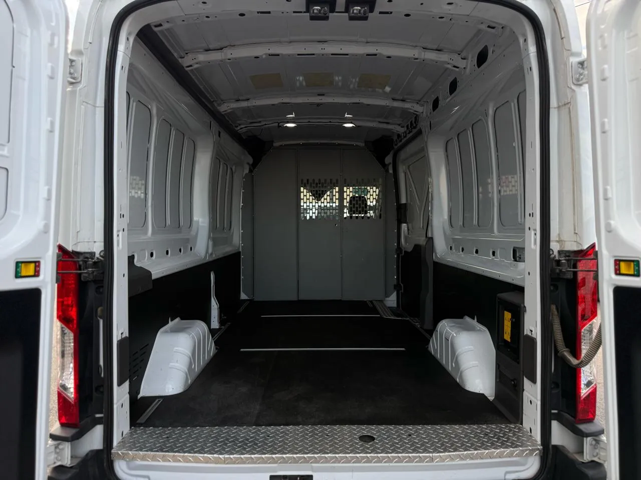 Ford Transit photo 16