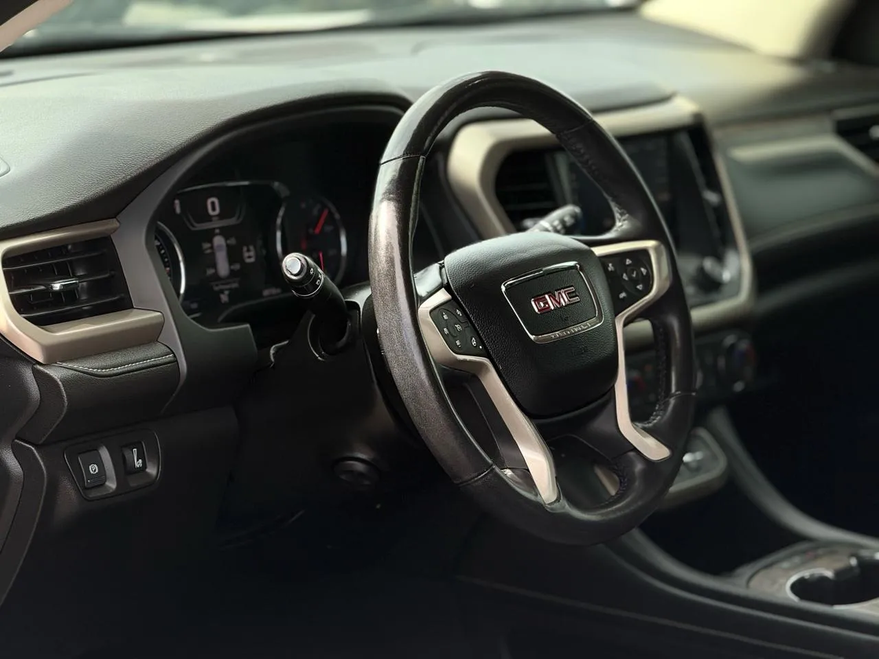 GMC Acadia photo 11