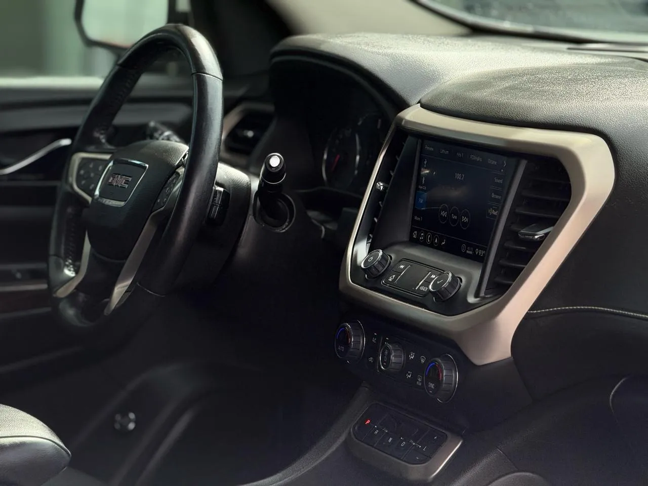 GMC Acadia photo 12
