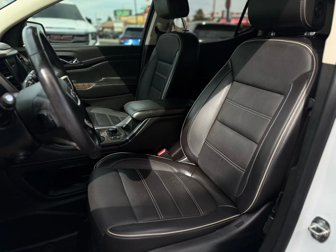 GMC Acadia photo 14
