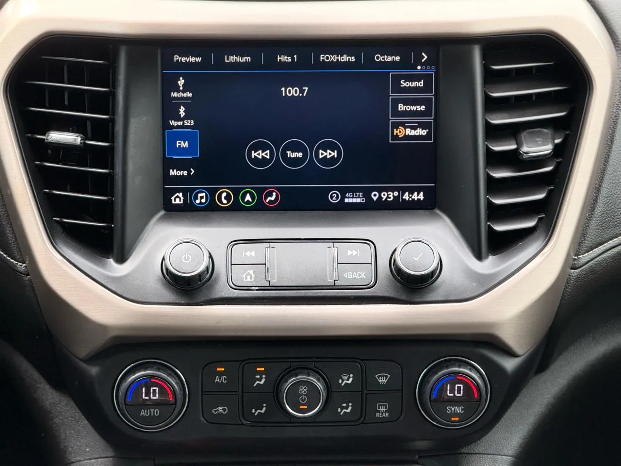 GMC Acadia photo 18