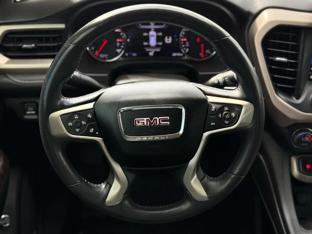 GMC Acadia photo 19