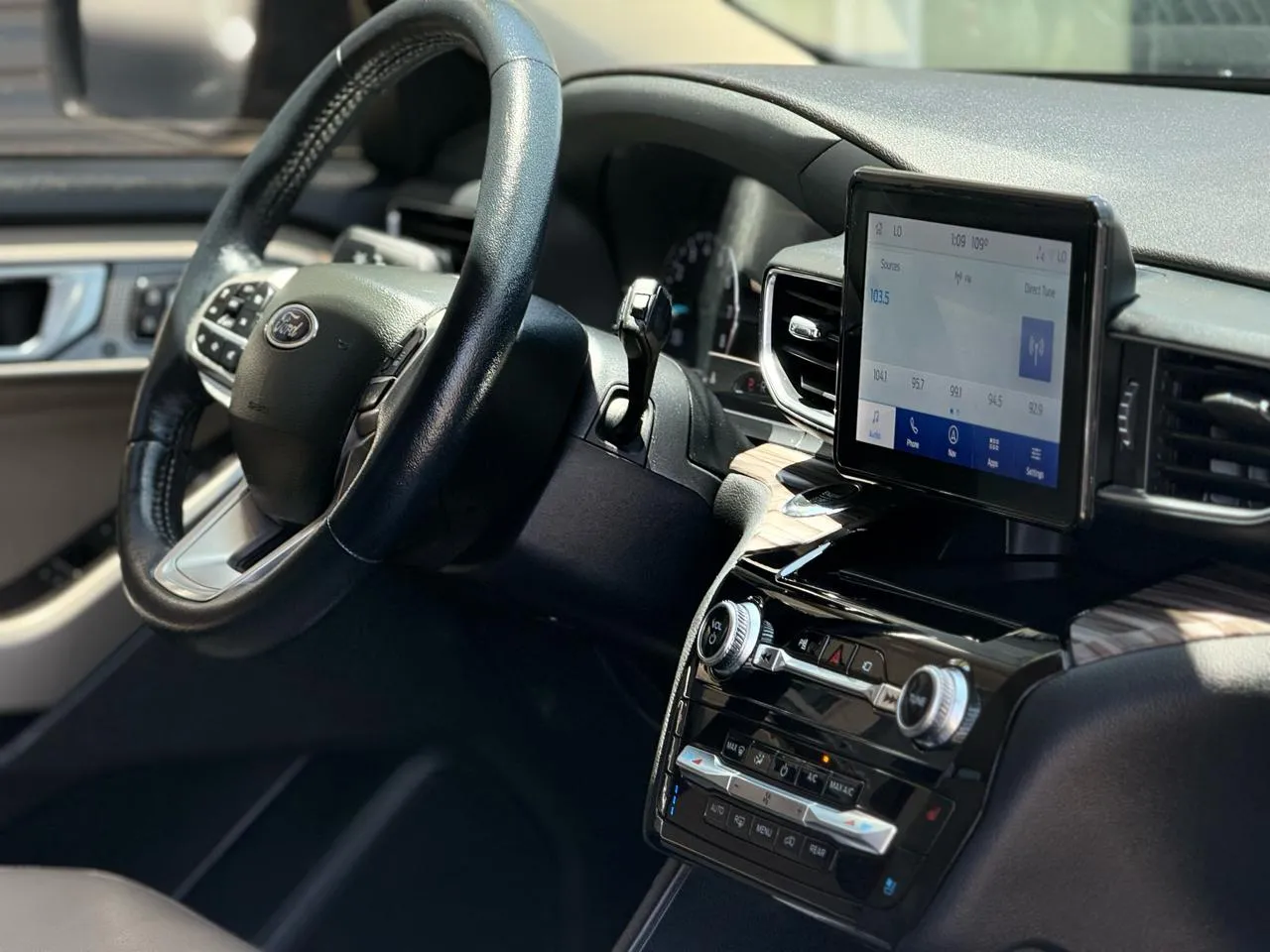 Ford Explorer photo 14