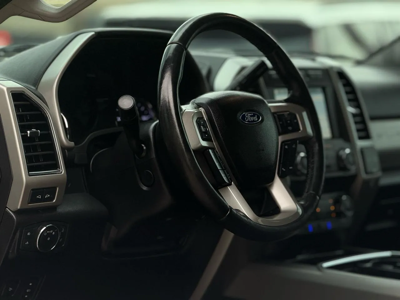 Ford F-250SD photo 9