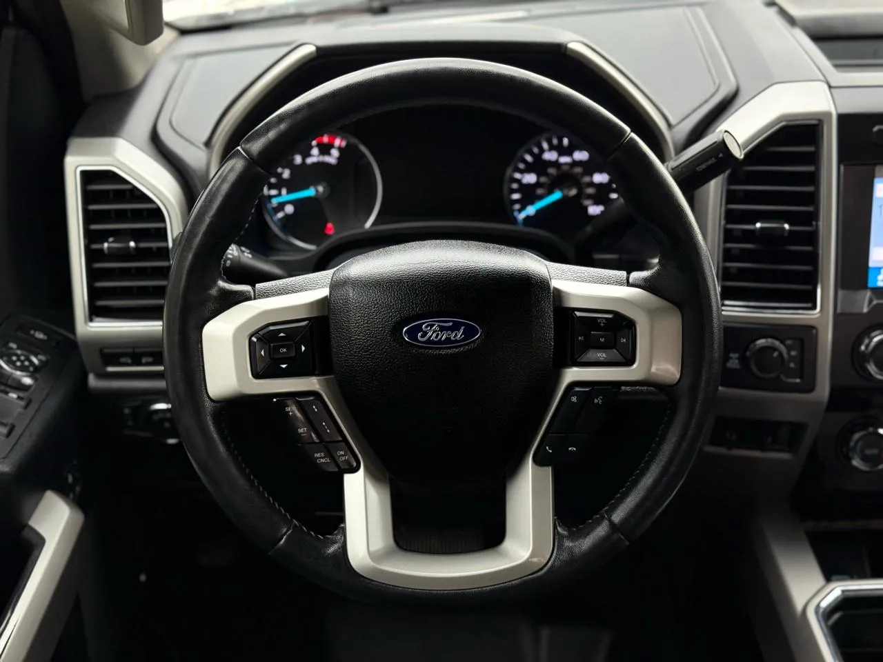 Ford F-250SD photo 18