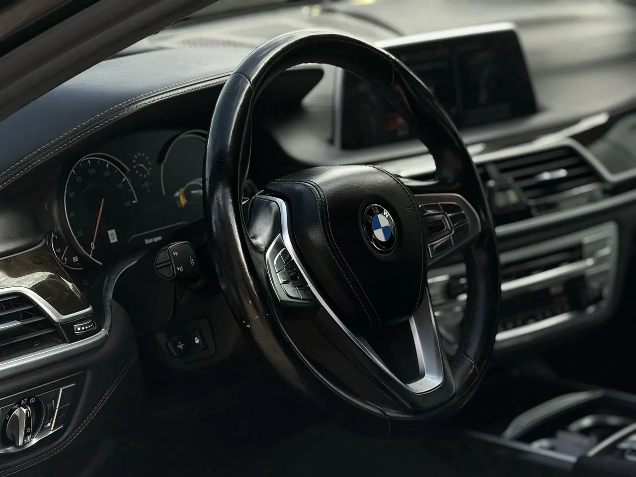 BMW 7 Series photo 7