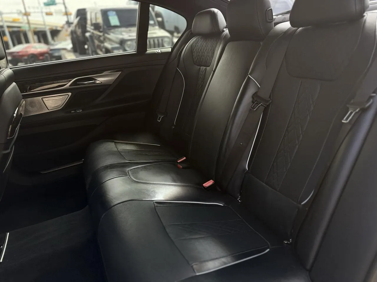 BMW 7 Series photo 9