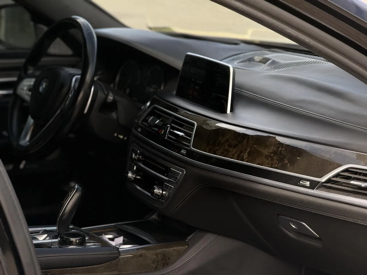 BMW 7 Series photo 11