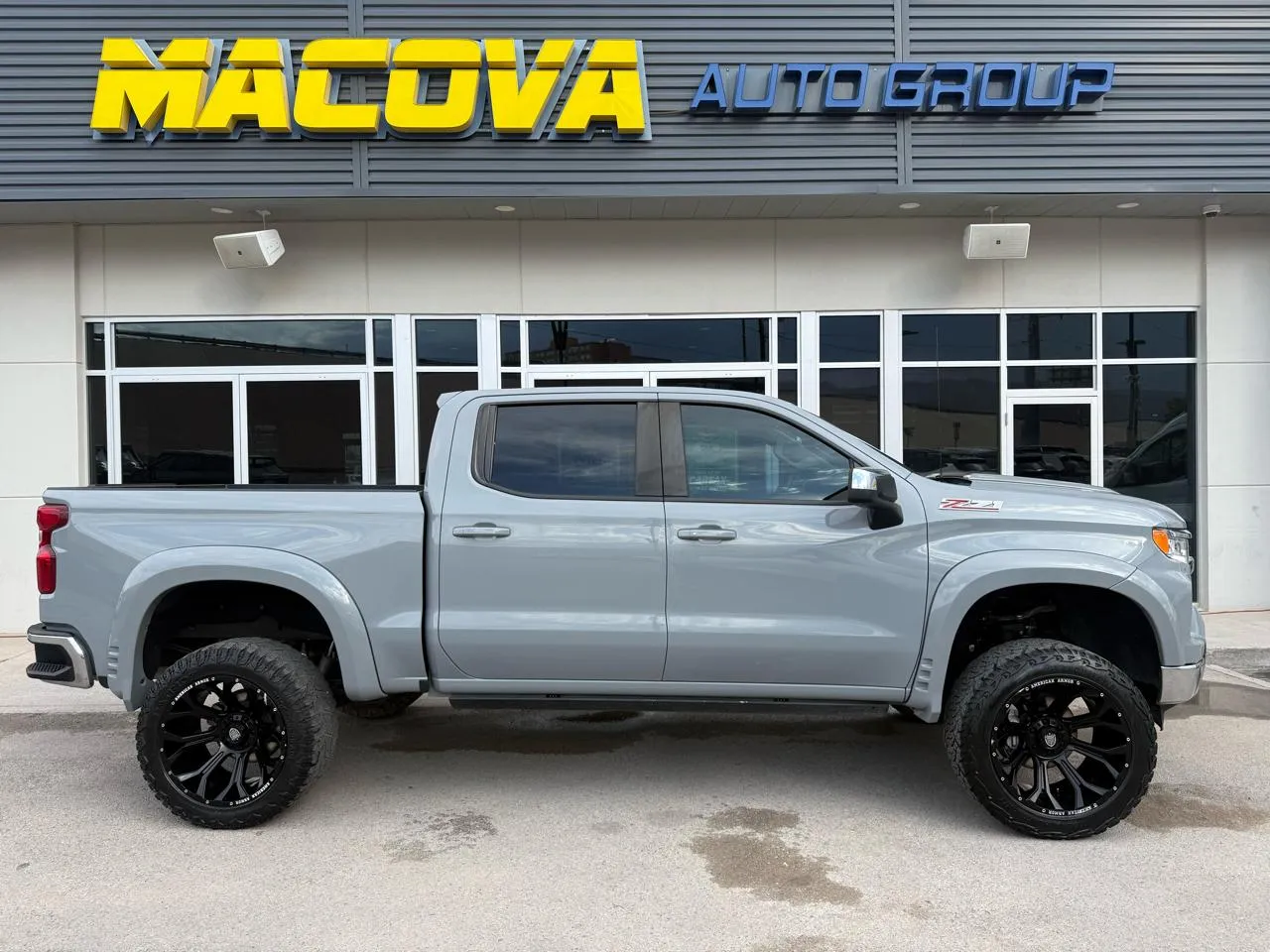 Chevrolet Silverado photo 2