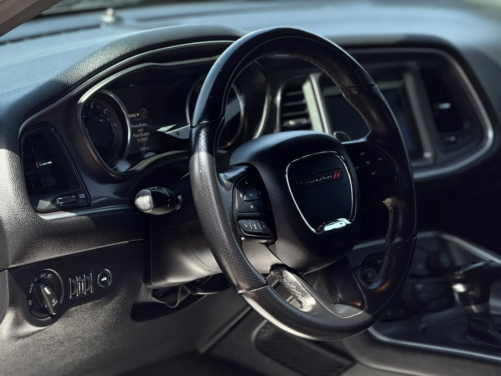 Dodge Challenger photo 8