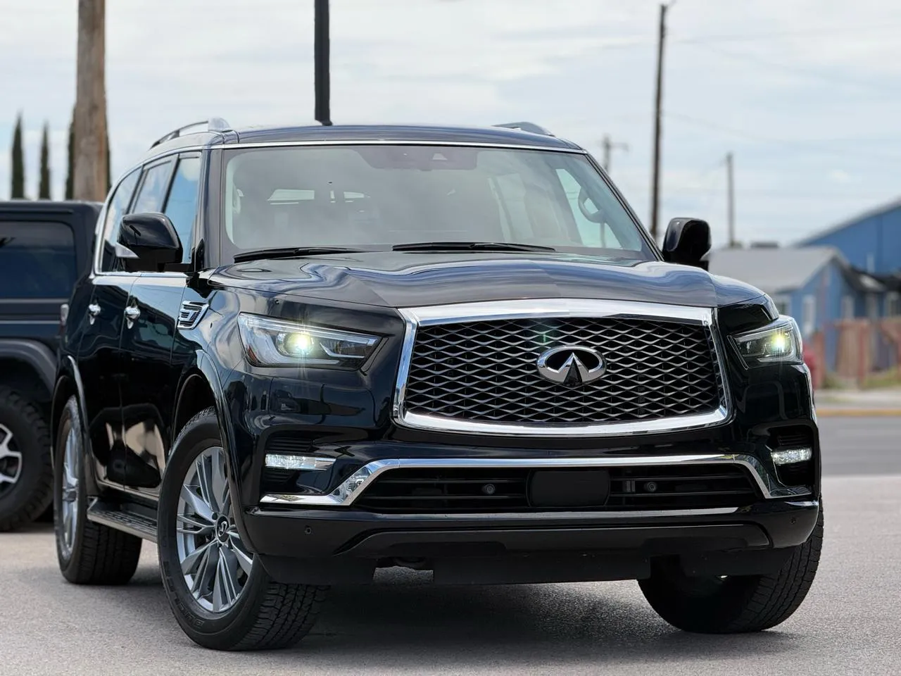 Infiniti QX80 photo 2