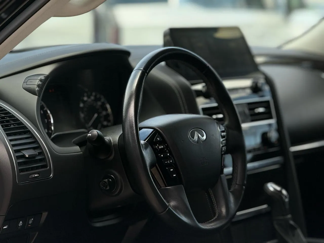 Infiniti QX80 photo 9
