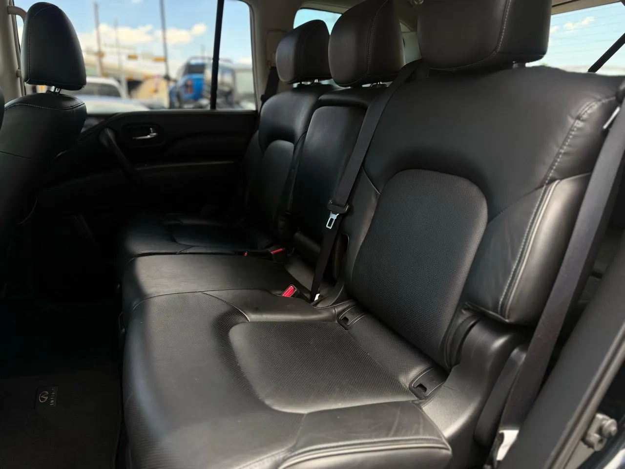 Infiniti QX80 photo 11