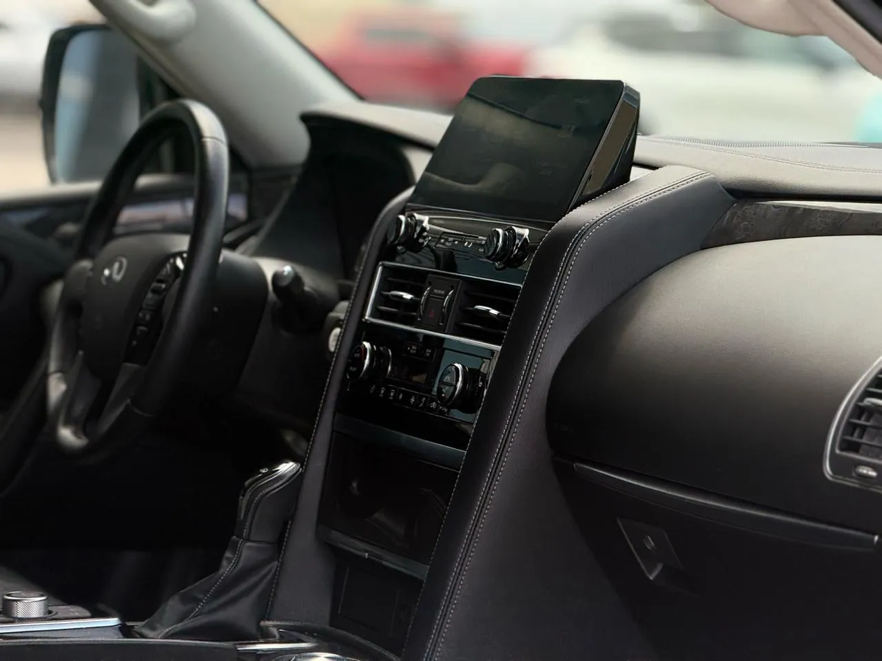 Infiniti QX80 photo 13