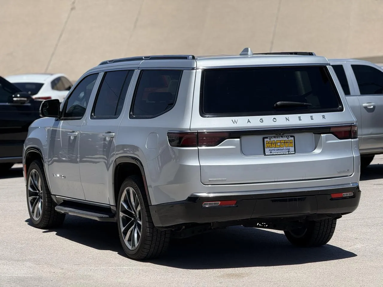 Jeep Wagoneer photo 5