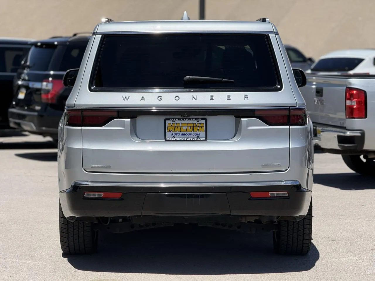 Jeep Wagoneer photo 6