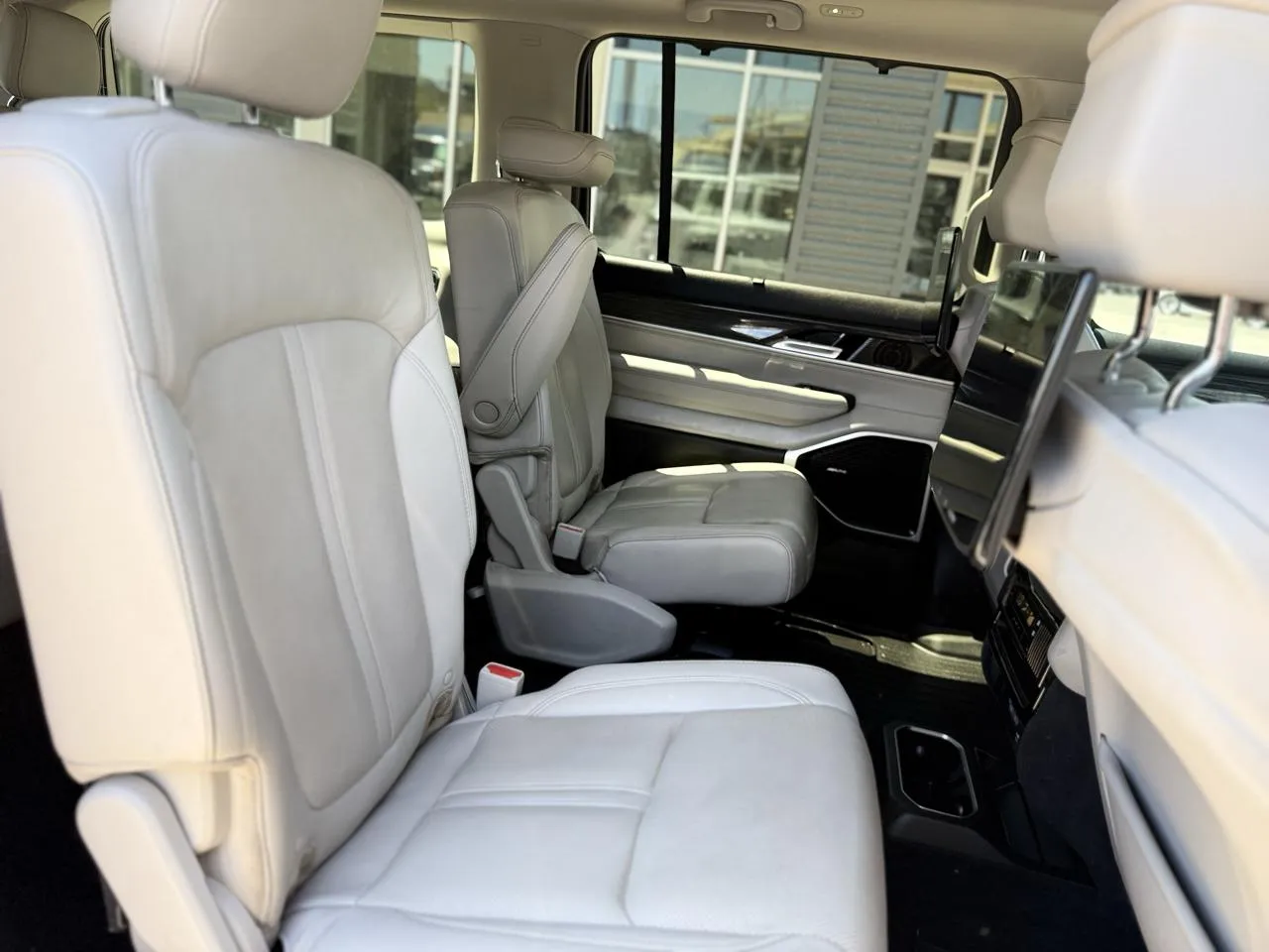 Jeep Wagoneer photo 15