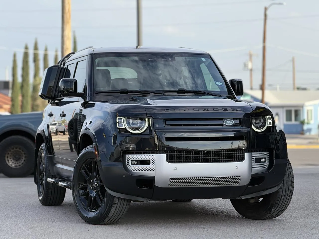 Land Rover Defender photo 2