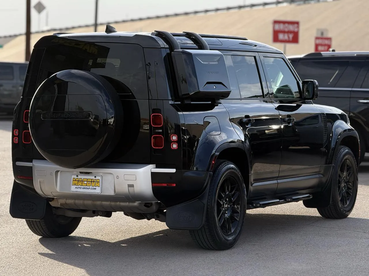 Land Rover Defender photo 7