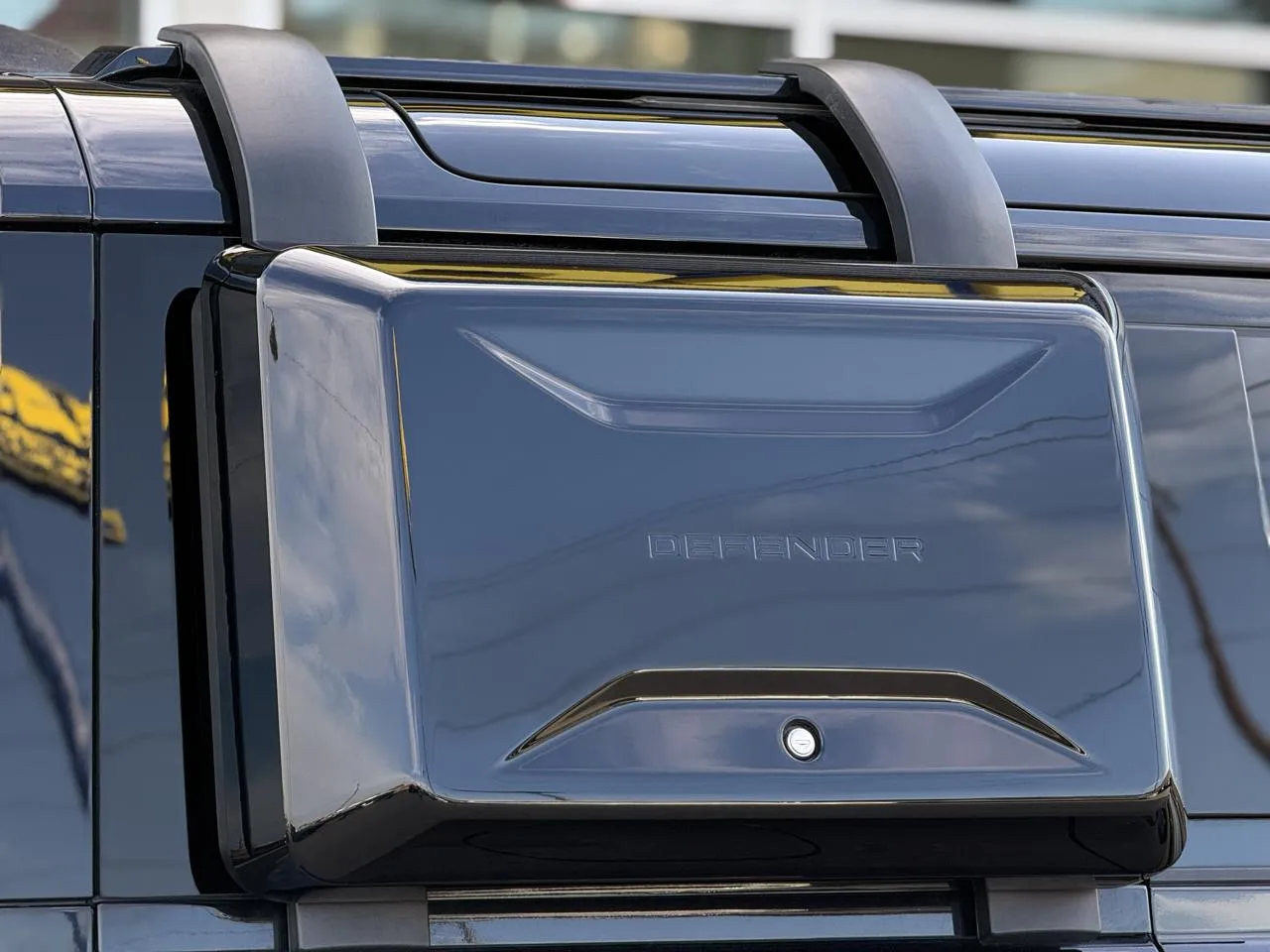 Land Rover Defender photo 8