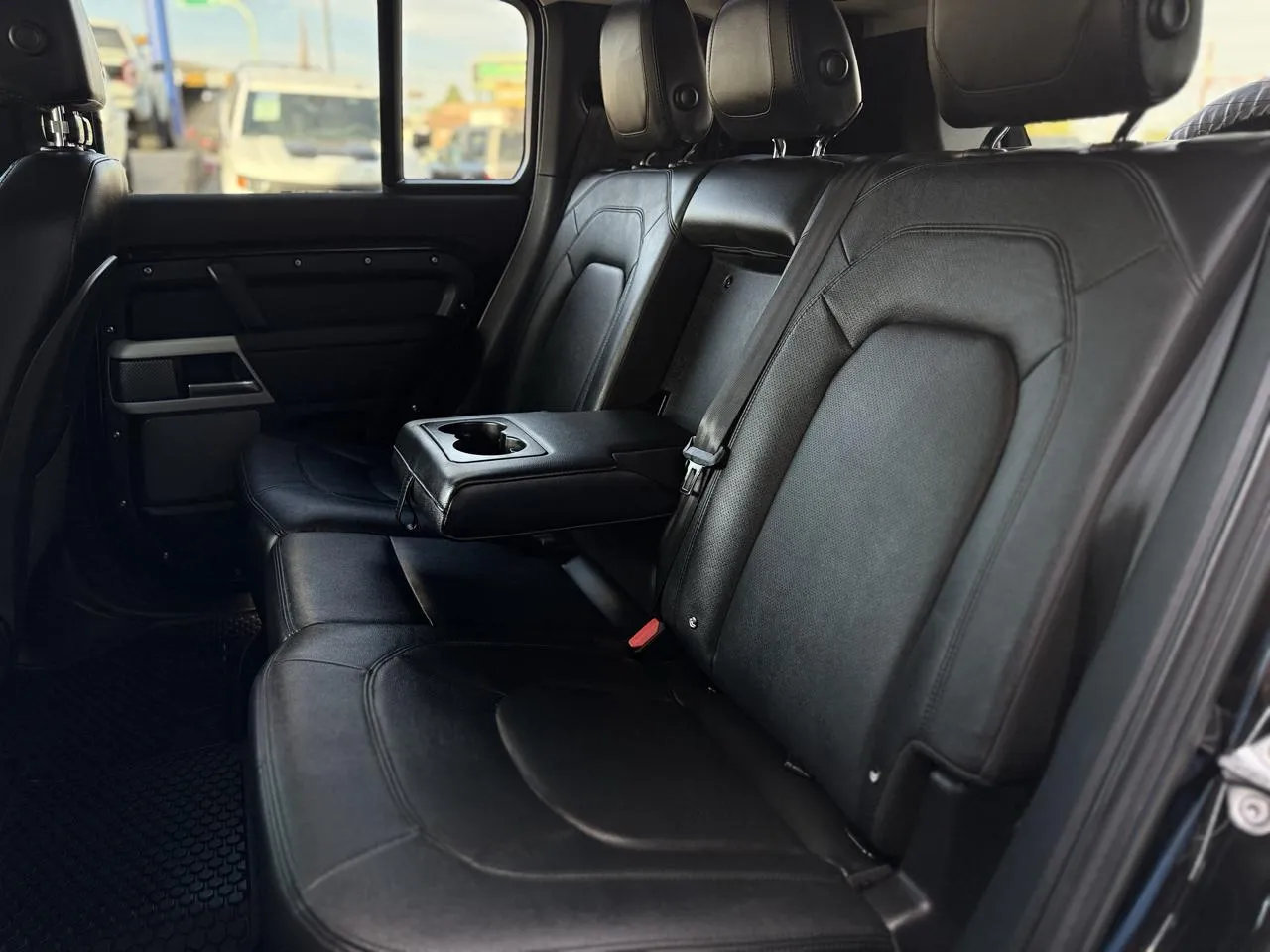 Land Rover Defender photo 13