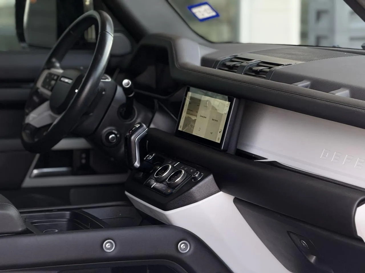 Land Rover Defender photo 15