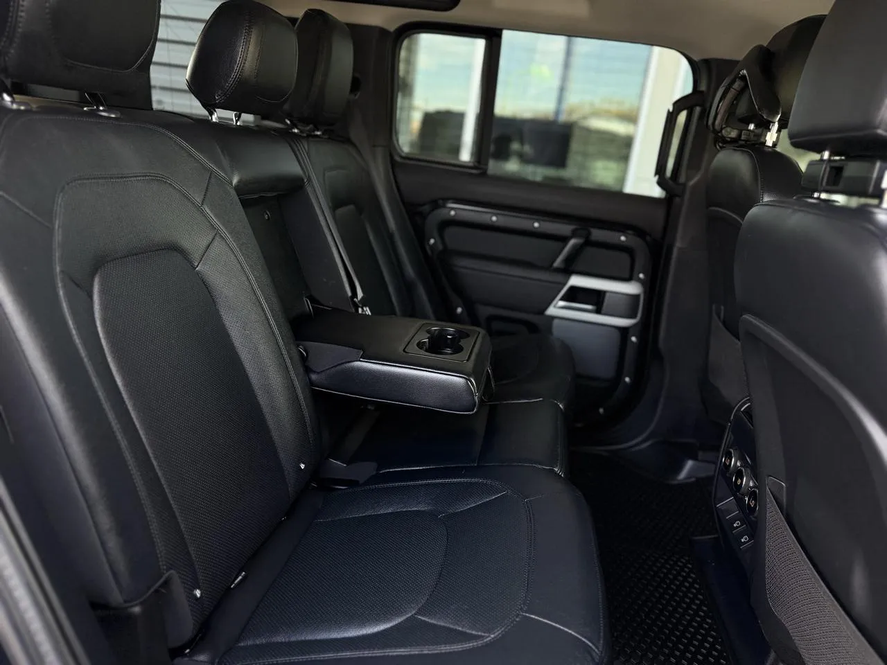Land Rover Defender photo 17