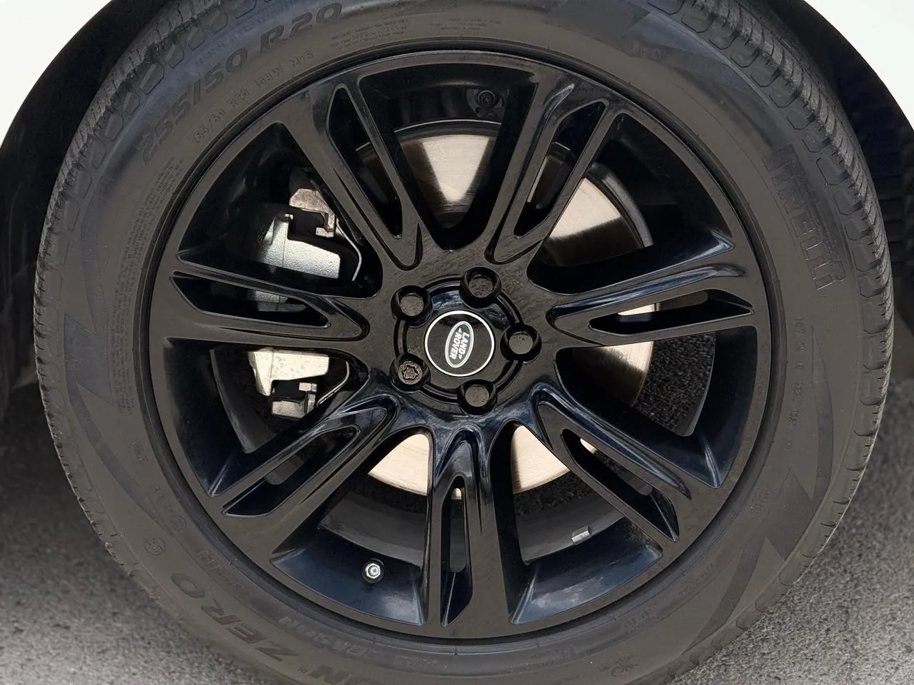 Land Rover Range Rover Velar photo 8