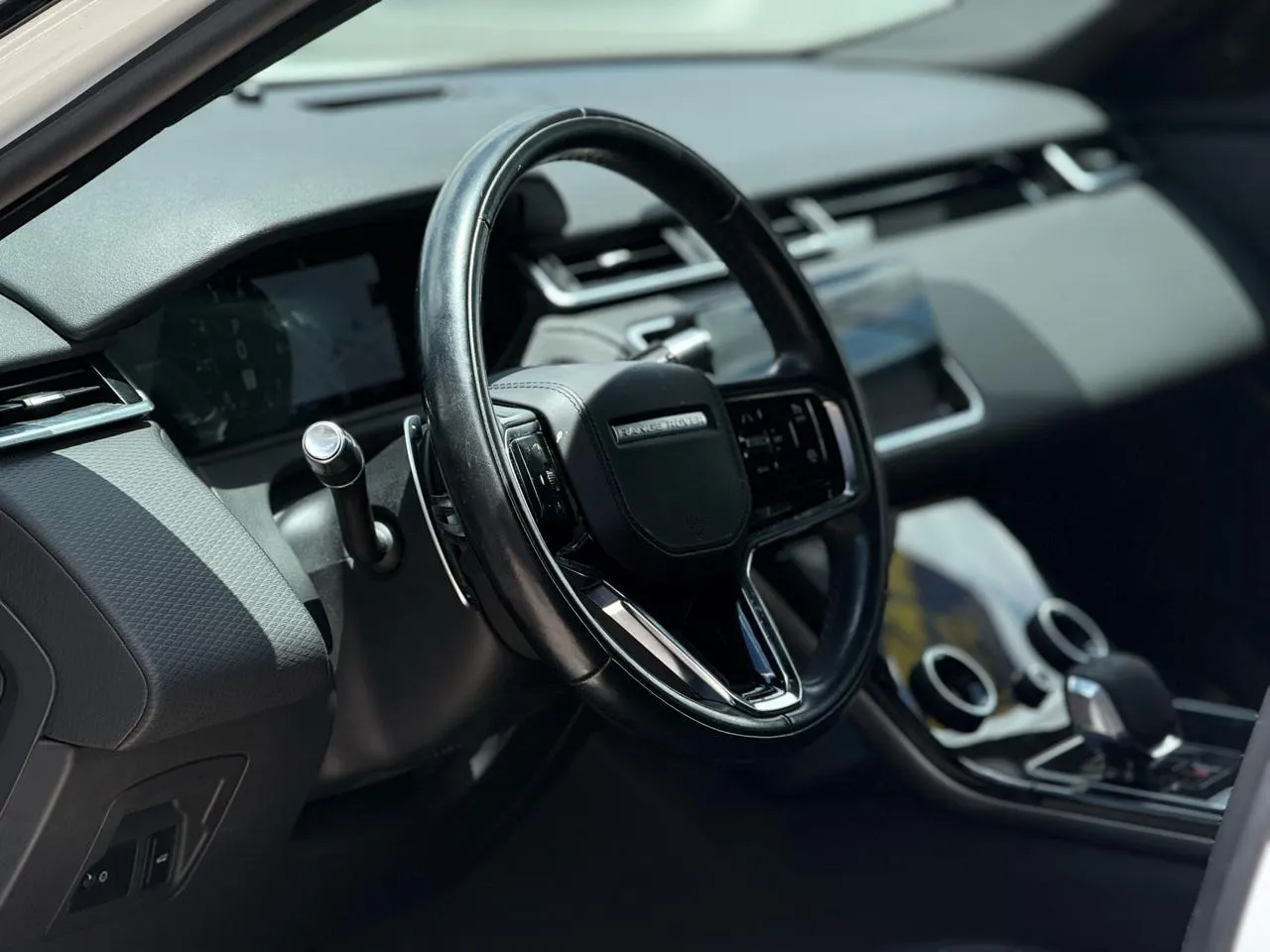 Land Rover Range Rover Velar photo 9
