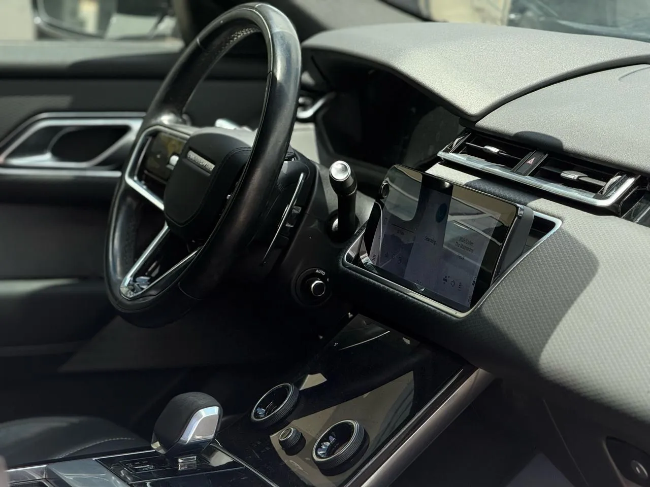 Land Rover Range Rover Velar photo 12