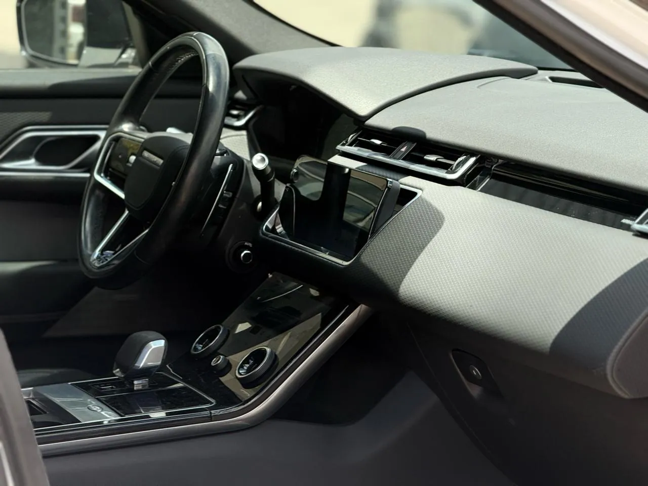 Land Rover Range Rover Velar photo 13