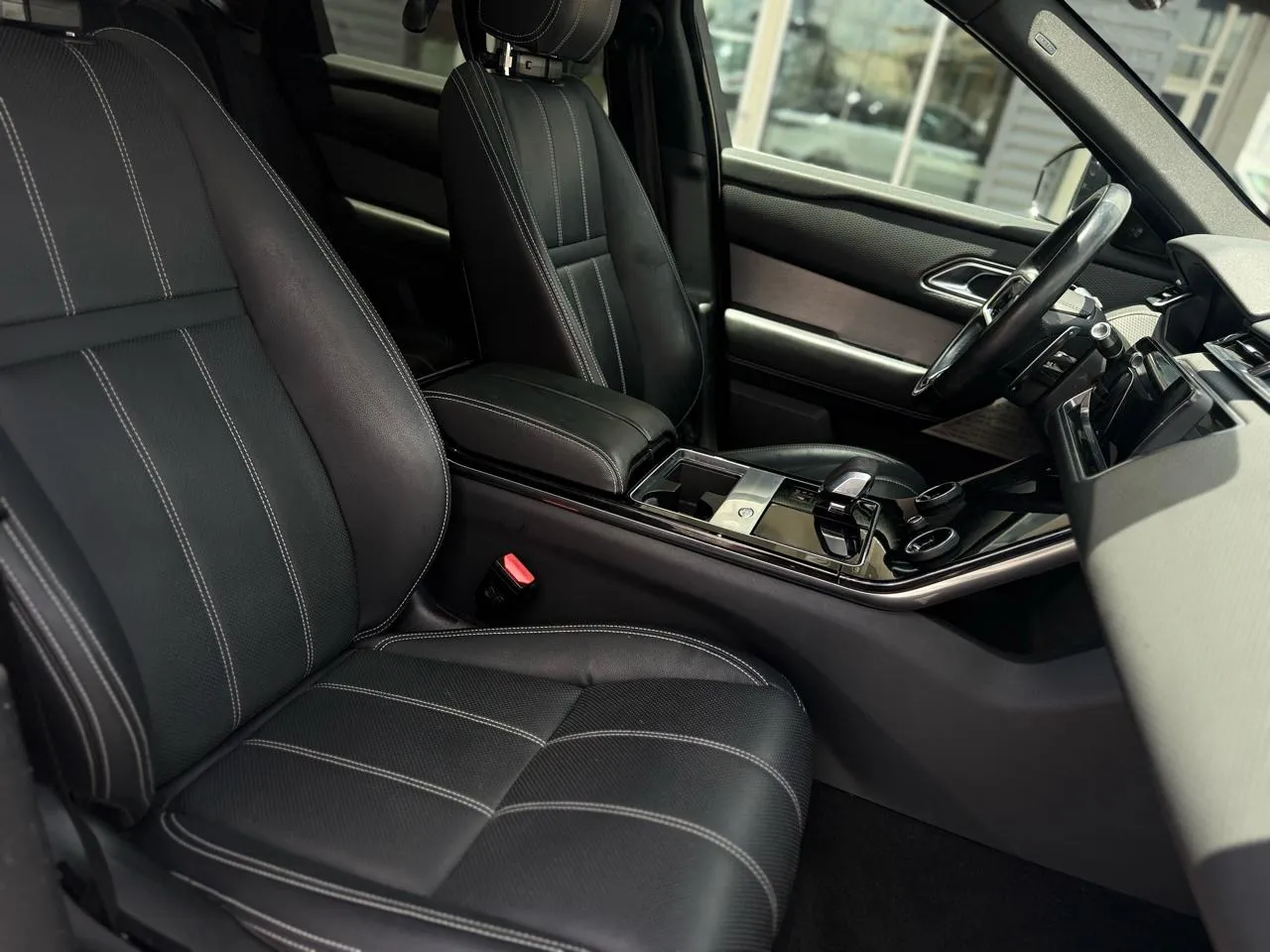 Land Rover Range Rover Velar photo 14