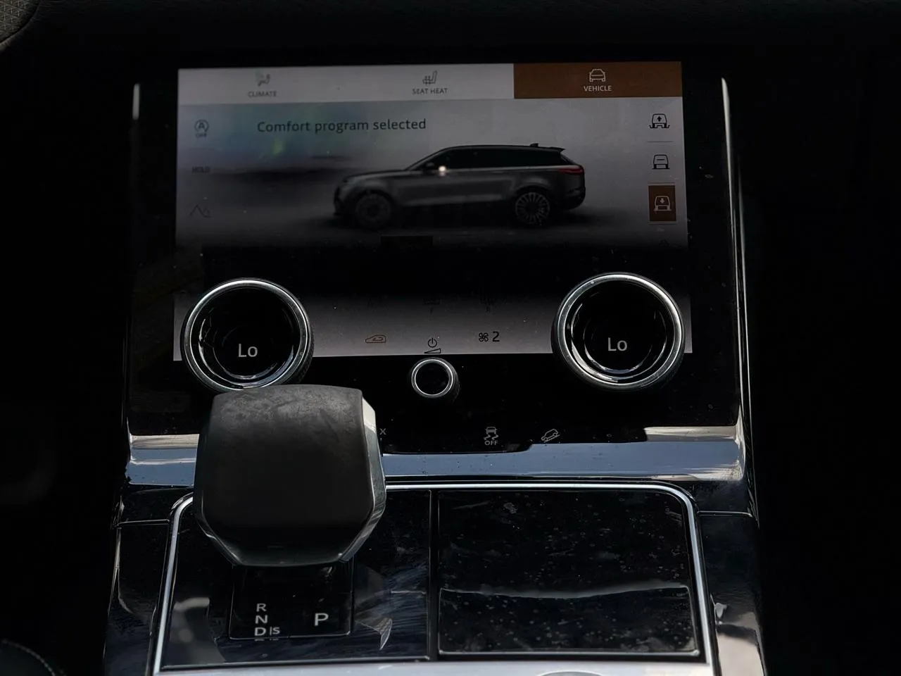 Land Rover Range Rover Velar photo 19