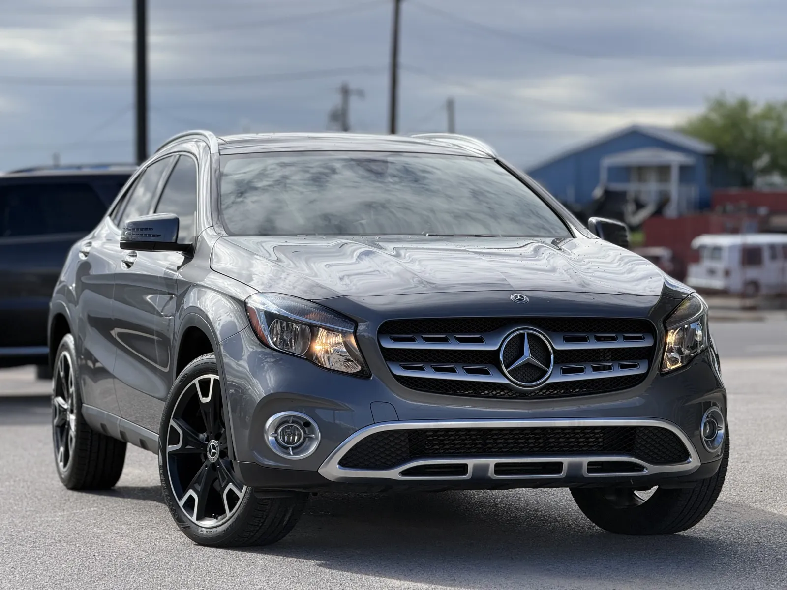 Mercedes-Benz GLA photo 2