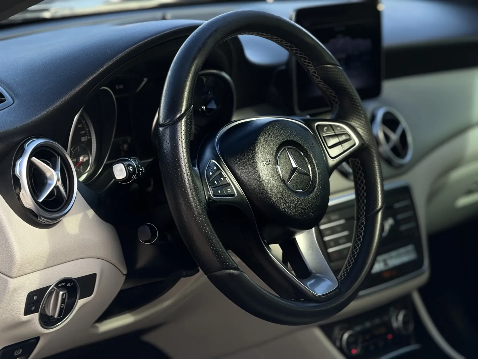 Mercedes-Benz GLA photo 8
