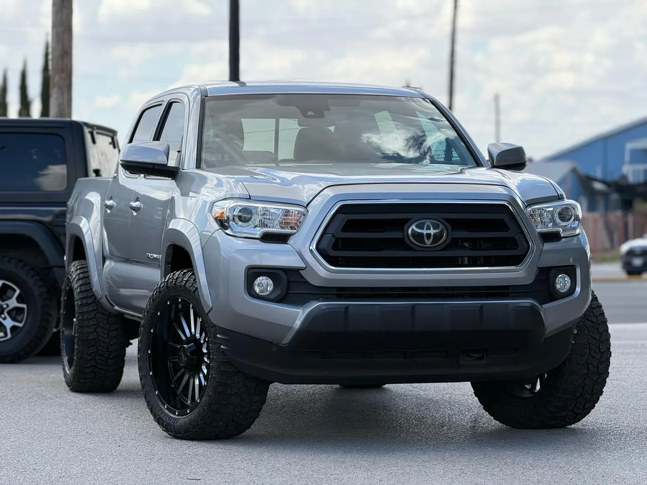 Toyota Tacoma photo 2