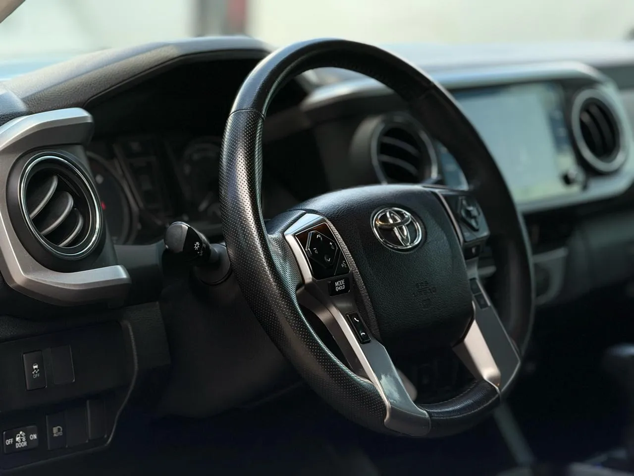 Toyota Tacoma photo 9