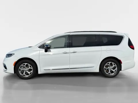 Photos of 2023 Chrysler Pacifica Limited for sale in Morristown, TN at Farris Ford - Morristown
