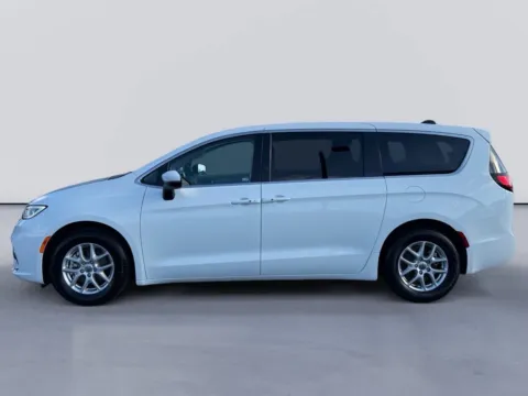 Photos of 2023 Chrysler Pacifica Touring L for sale in Morristown, TN at Farris Ford - Morristown