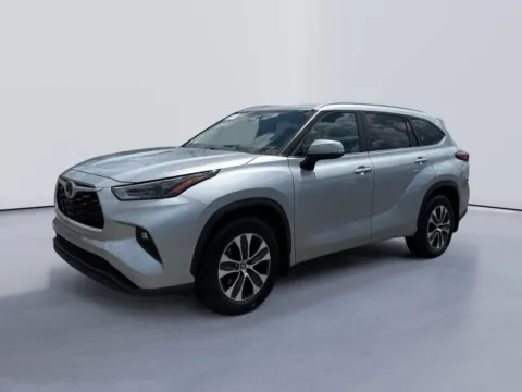 Silver 2023 Toyota Highlander XLE for sale in Morristown, TN