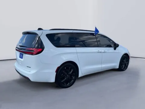 More photos of 2025 Chrysler Pacifica Limited at Farris Ford - Morristown, TN