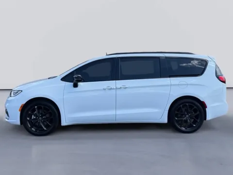 Photos of 2025 Chrysler Pacifica Limited for sale in Morristown, TN at Farris Ford - Morristown