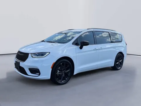 White 2025 Chrysler Pacifica Limited for sale in Morristown, TN
